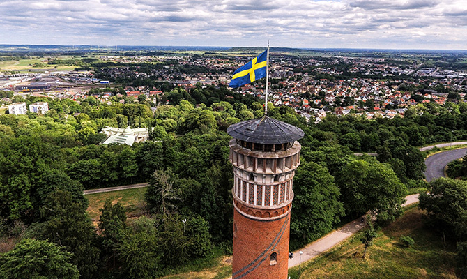 Drönarbild på utsikt över Falköping med utsiktstornet i förgrunden.